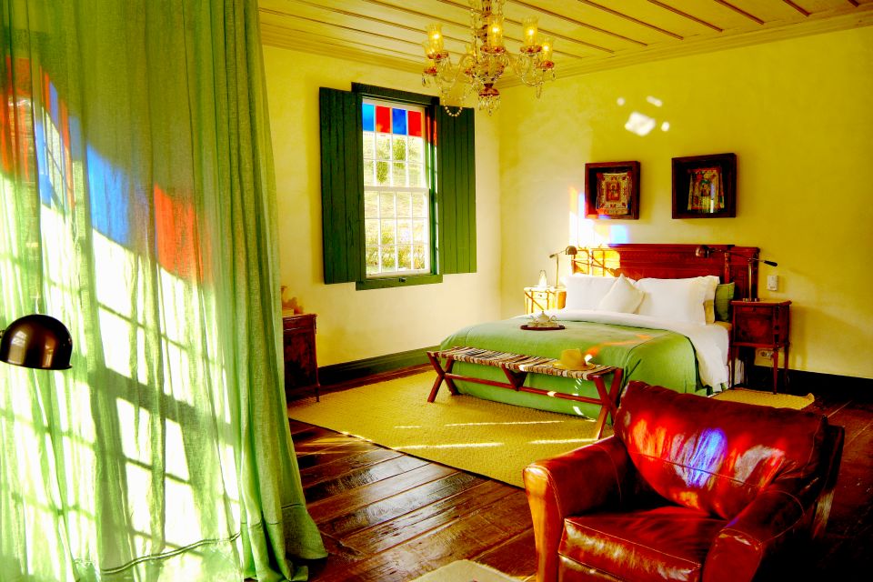Farbenfrohes Schlafzimmer, Comuna do Ibitipoca, Lima Duarte, Brasilien Luxusreise