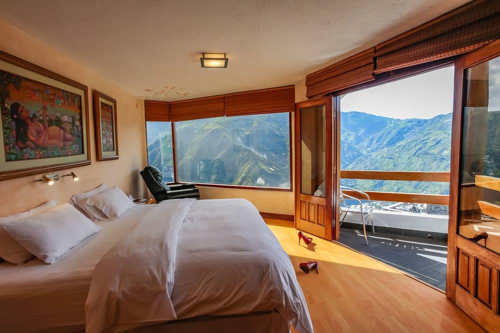 Schlafzimmer mit Ausblick, Hotel Luna Volcán, Banos, Ecuador Rundreise