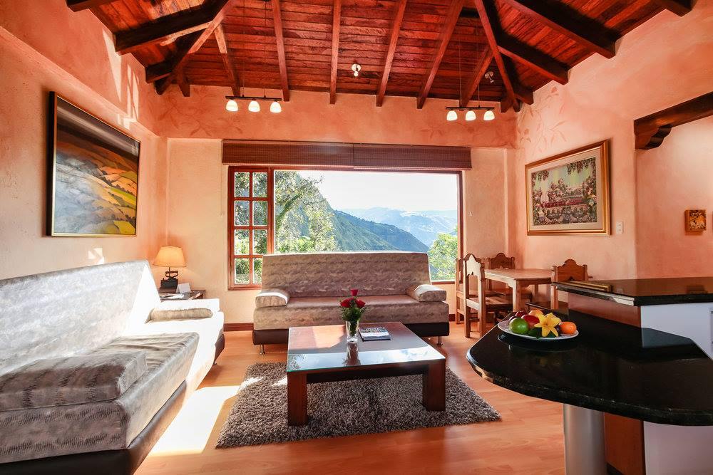 Wohnzimmer mit Ausblick, Hotel Luna Volcán, Banos, Ecuador Rundreise