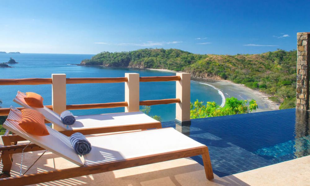 Maßgeschneiderte Luxusreise Costa Rica, Pool und Sonnenliegen Casa Chameleon Las Catalinas