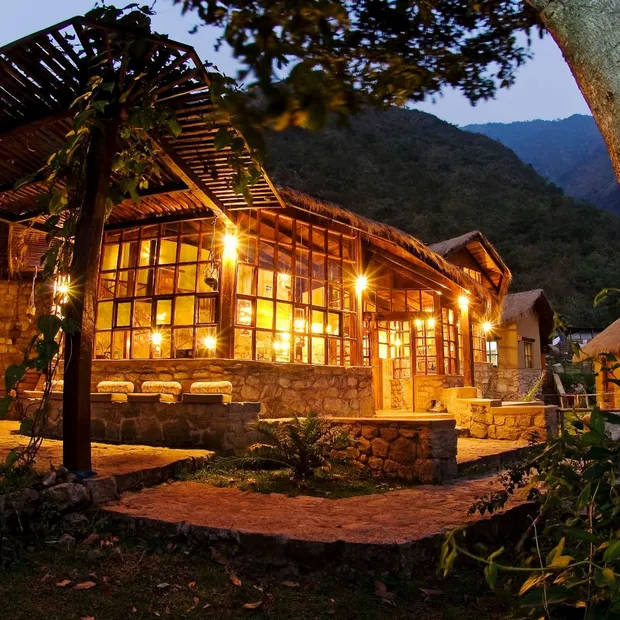Luxusreise Peru, Naturreise Peru, Außenansicht bei Nacht der Lucma Lodge