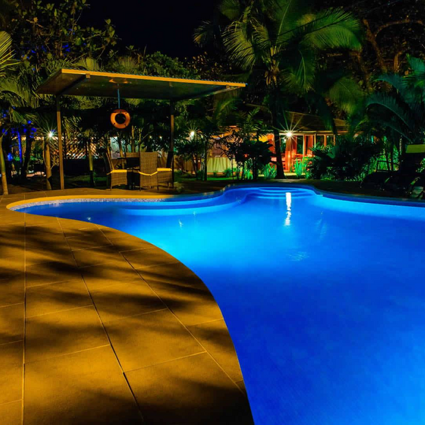 Luxusreise Costa Rica, Poollandschaft bei Nacht, Hotel Manatus