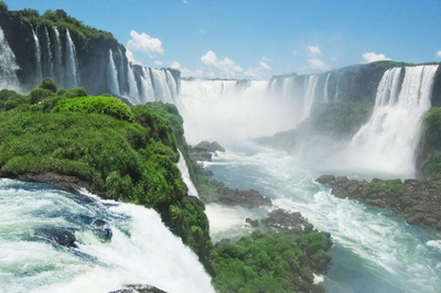 Rauschendes Wasser, aufgewirbelte Gischt und ein Gefühl der Demut - Das sind die Iguazú-Wasserfälle.