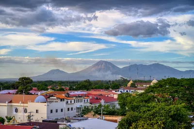 Kathedrale von Leon mit VUlkan im Hintergrund, Nicaragua Reise