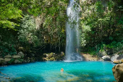 Wellness für Leib und Seele in Costa Rica: Schwimmen unter dem Wasserfall