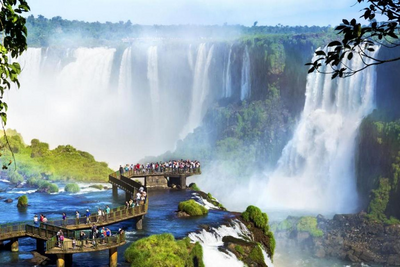 Ein wahres Highlight ist der Floriano Wasserfall, der inmitten des Iguazú Nationalparks liegt.