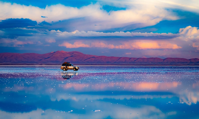 Spiegelung eines Allradwagens, Salar de Uyuni, Bolivien Rundreise
