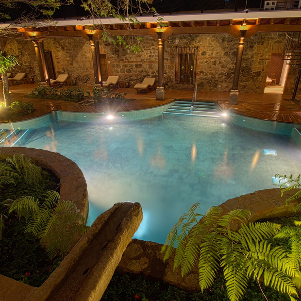 Luxusreise Guatemala, Pool bei Nacht, Hotel Casa Santo Domingo