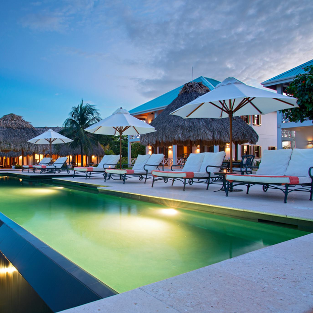 Rundreise Belize, Poollandschaft bei Nacht, Victoria House 