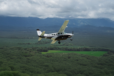 Kleinflugzeug, Über den Dächern des Regenwaldes in Costa Rica