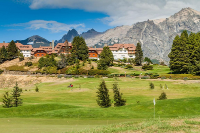 Auf einem Hügel gelegen, umgeben von Bergen und Natur liegt das Luxushotel Bariloche.