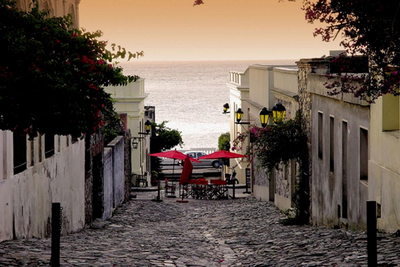 Auf diesem Bild wird eine schöne Steinstraße in Colonia del Sacramento gezeigt, die direkt zum Meer führt.