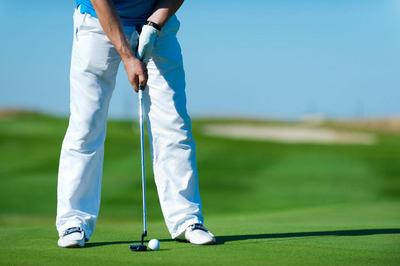Ein Golfspieler bereitet sich fürs Patten vor.