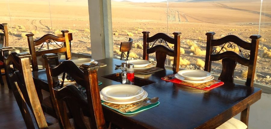 Rundreise Bolivien, Essbereich mit Ausblick, Hotel Tayka del Desierto, Tayka Wüste, Bolivien Individualreise