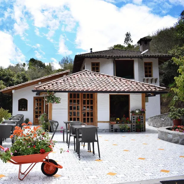 Außenansicht, Hotel Luna Volcán, Banos, Ecuador Rundreise