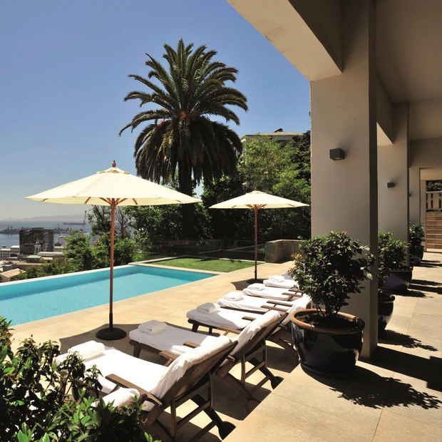 Chile Rundreise, Pool, Sonnenliegen, Casa Higueras
