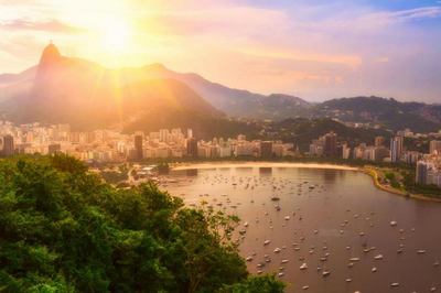 Gigantischer Sonnenuntergang über der Bucht von Rio de Janeiro.