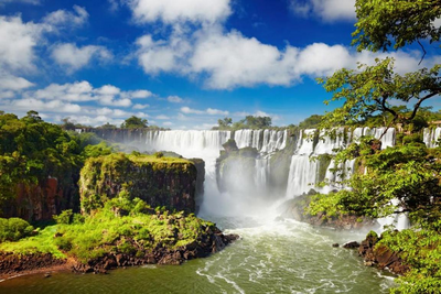 Millionen von Kubikmeter Wasser rauschen jede Sekunde die Iguazú-Wasserfälle hinunter und sind ein wahres Naturspektakel.