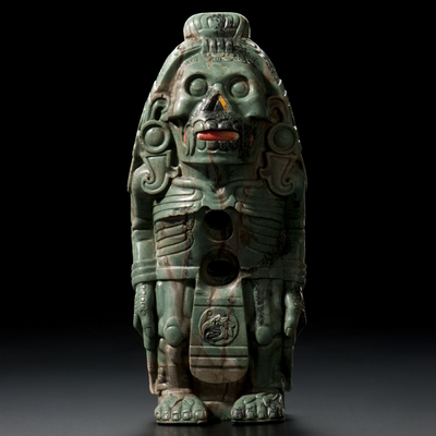 Götterfigur aus Grünstein oder Koralle und Spondylus, © Landesmuseum Württemberg, Foto: Hendrik Zwietasch, Azteken Ausstellung, Mexiko
