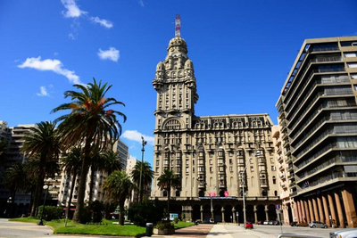 Palmen, Grünfläche und wahre Lebensfreude machen den Plaza de Independencia zu einem Highlight.