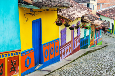 Luxusreise Kolumbien, Farben in Guatape, Kolumbien, Lateinamerika