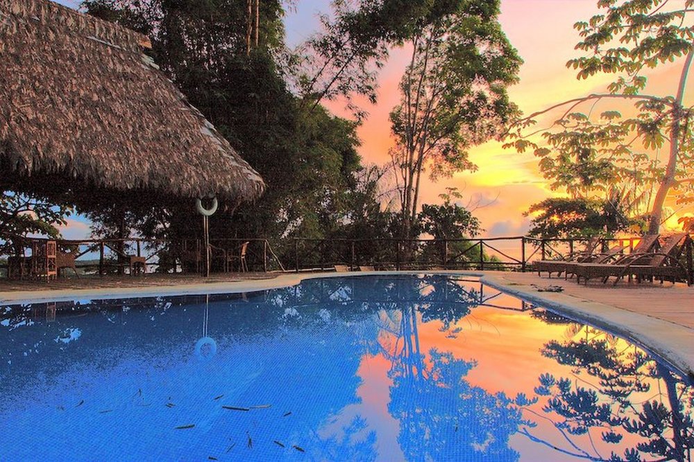 Maßgeschneiderte Costa Rica Reise, Pool bei Sonnenuntergang, Lapa Rios Ecolodge