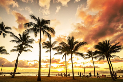Sonnenuntergang am Strand, Hawaii Luxusreisen, Inselhopping, USA Reise