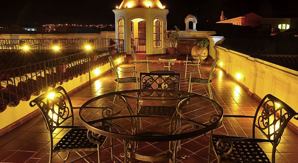 Bolivien Reise, Sucre, romantischer Abend, Terrasse, Entspannung