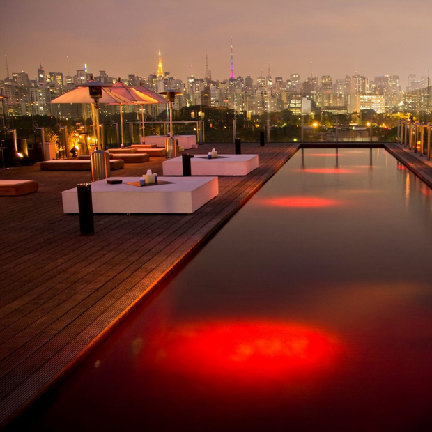 Rundreise Brasilien, Beleuchteter Pool, Luxushotel Unique, Sao Paulo, Brasilien Luxusreise