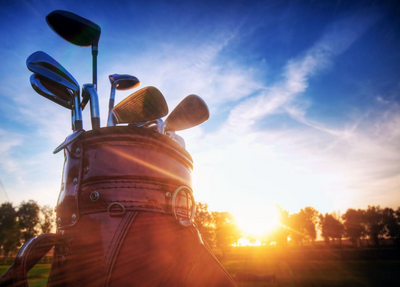 Ein Golfpack vor dem Hintergrund der untergehenden Sonne.