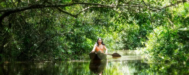 Ecuador Naturreisen, Privatreisen Ecuador, indigener Mann im Kanu, Amazonas, Luxusreisen Ecuador