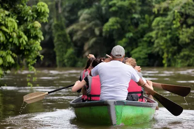 Sanfter Tourismus in Costa Rica: Kanufahrt im Regenwald