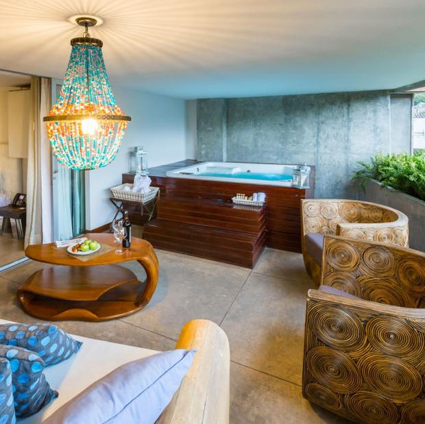 Rundreise Kolumbien, Luxusschlafzimmer mit Jacuzzi, Hotel The Charlee, Medellin, Kolumbien Reise