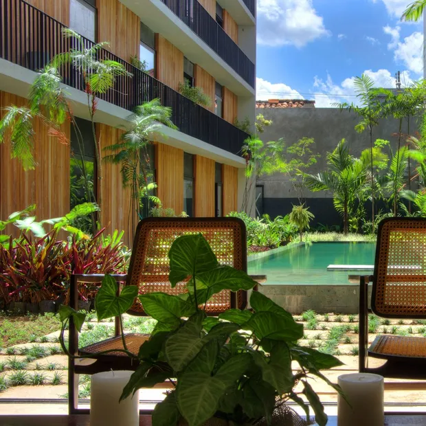 Privatrundreise Brasilien, Villa Amazonia, Manaus, Poolanlage, Garten